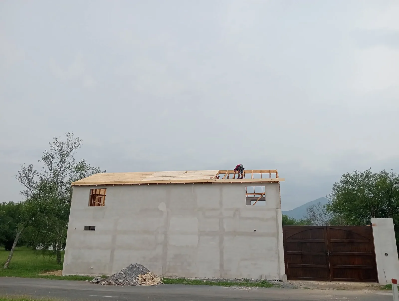 Construcción campestre con fachada en proceso