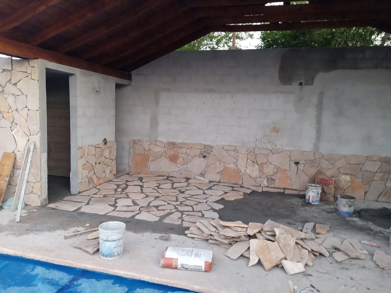 Muro piedra area social