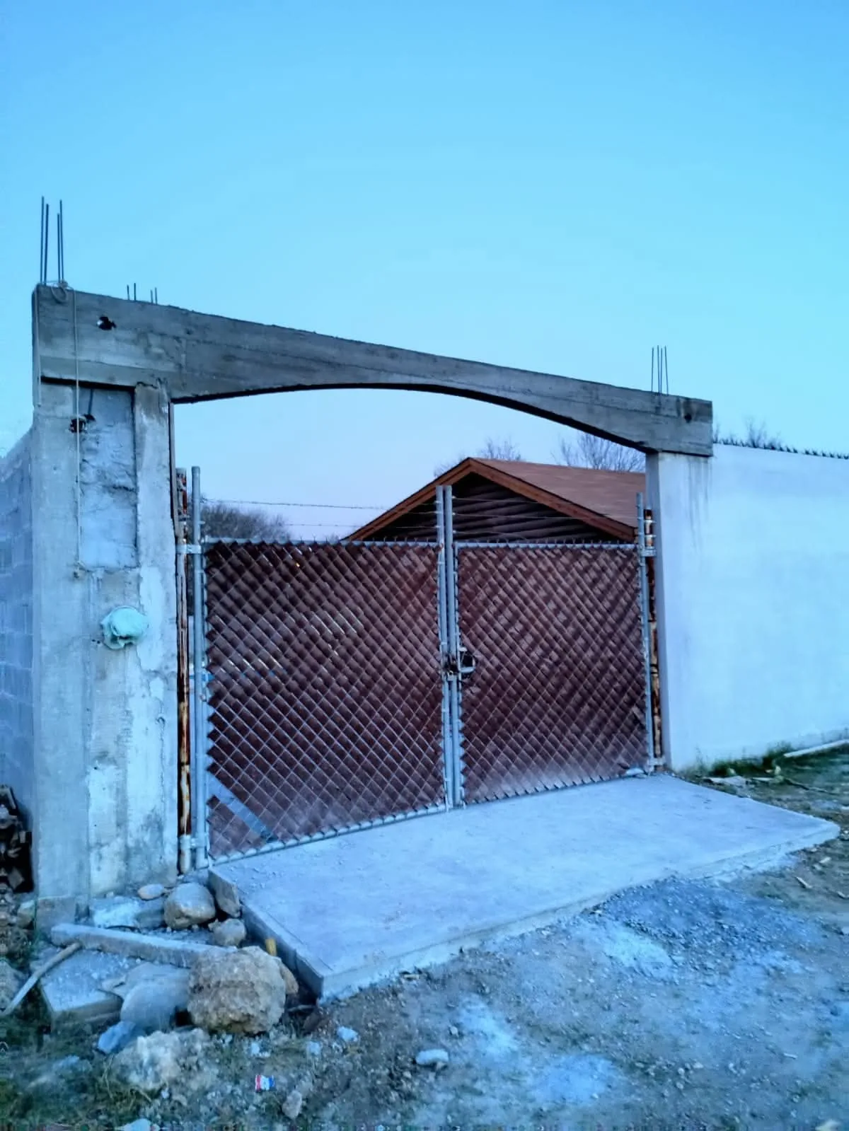 Inicio de construcción de acceso campestre