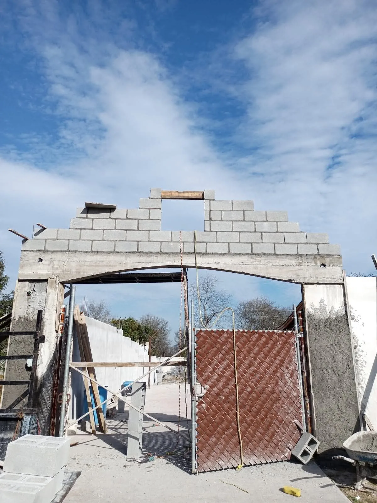 Arco campestre en proceso de acabado