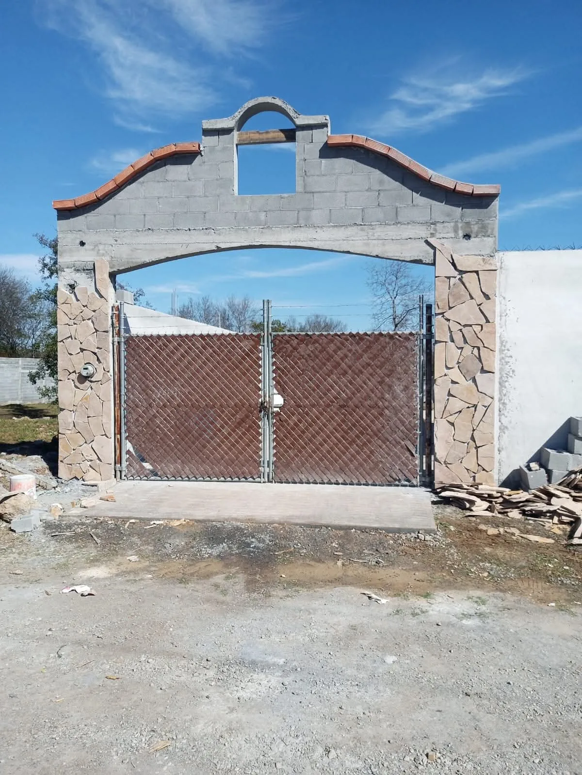 Acabado en piedra de acceso campestre