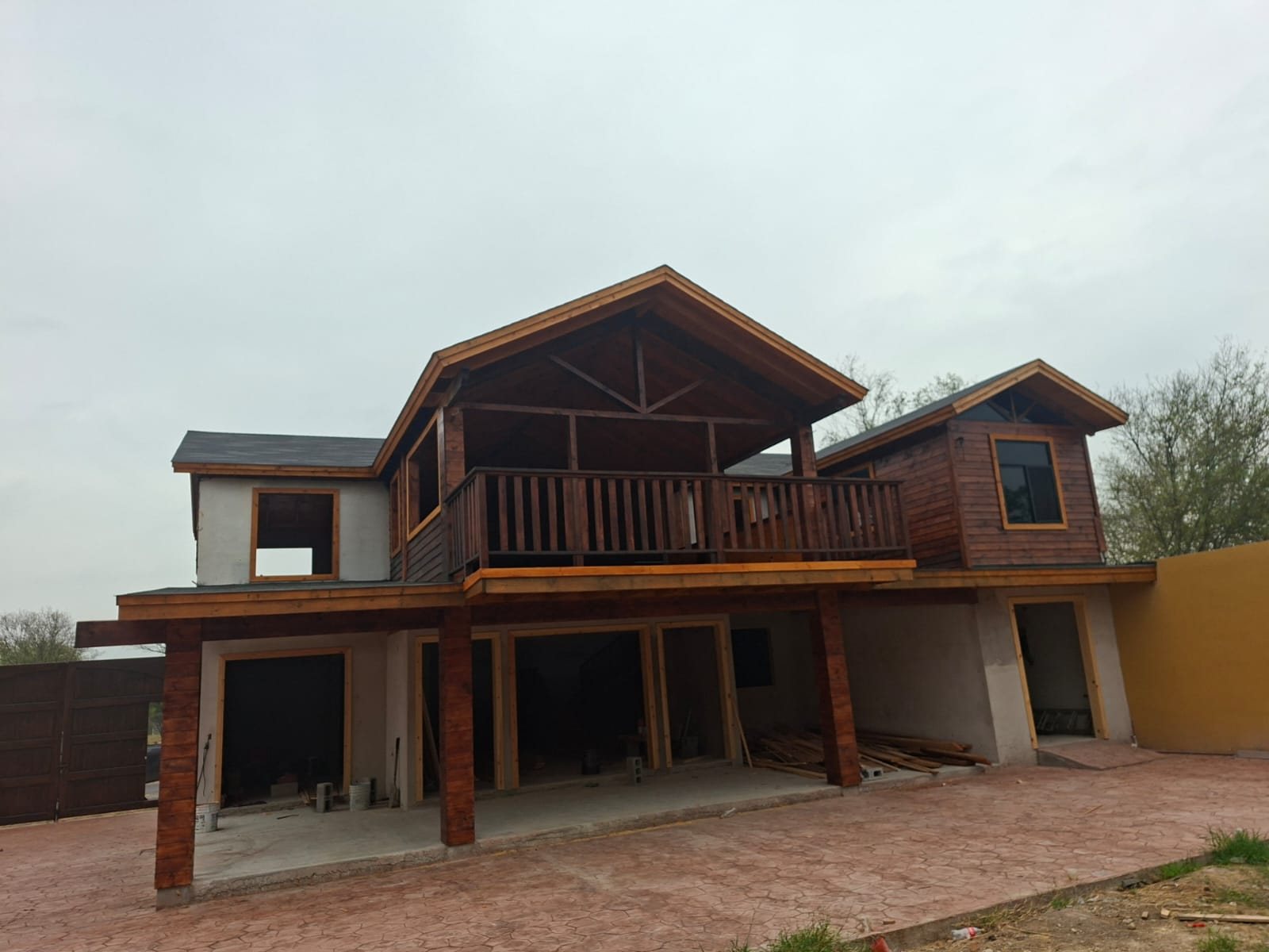 Construcción campestre con estructura de madera